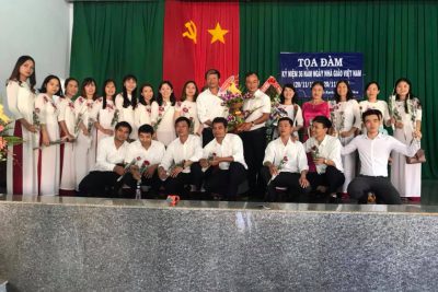 Tập thể CBGV, NV Trường TH Bế Văn Đàn dự tọa đàm kỉ niệm 36 năm ngày NGVN (20/11/1982-20/11/2018) tại UBND xã Ea Kuêh.